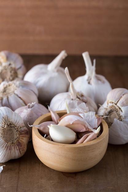 knoflook op houten tafel