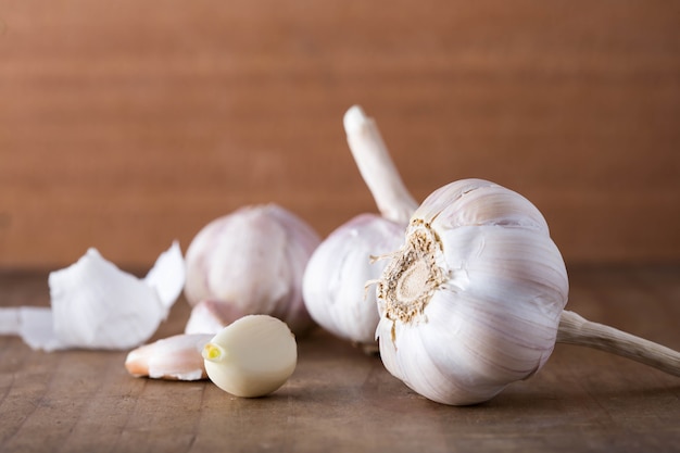 knoflook op houten tafel