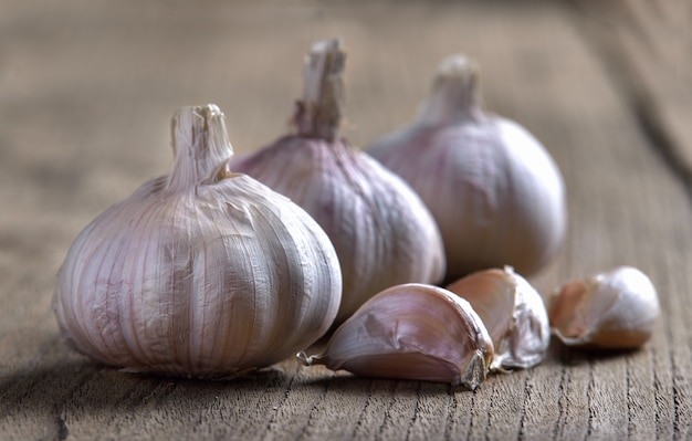 Knoflook op houten tafel