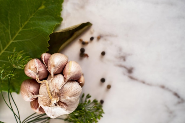 knoflook op marmeren tafel, conserveringsconcept, kookingrediënten, vlakke weergave, ruimte voor tekst