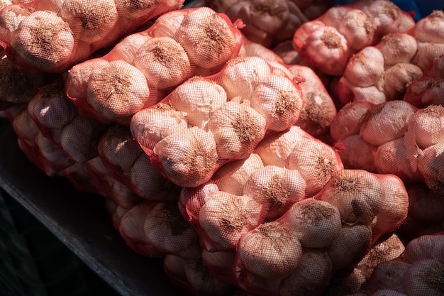 Knoflook op netje op boerenmarkt