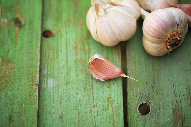 Knoflook op oude houten achtergrond