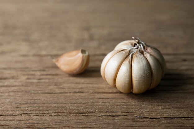 Knoflook op rustiek hout