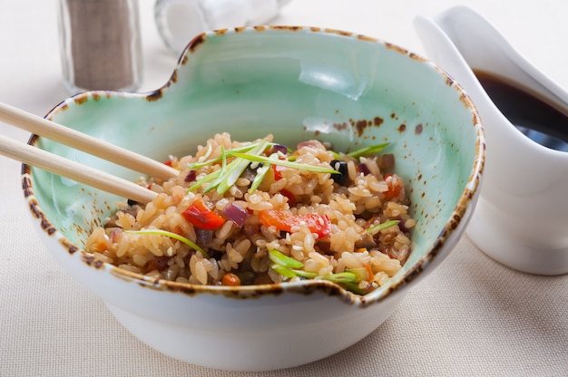 knoflook rijst met groenten in een kom