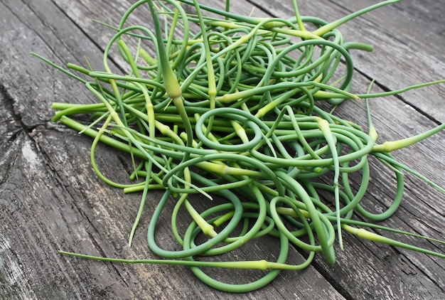 Knoflook verse groene scheuten op een houten tafel achtergrond