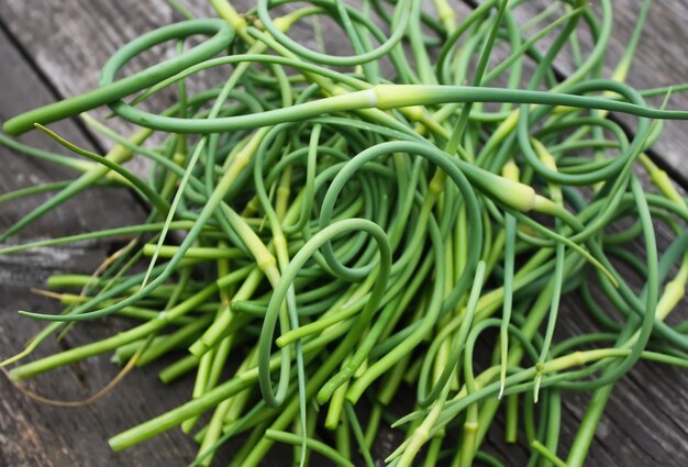 Knoflook verse groene scheuten op een houten tafel achtergrond