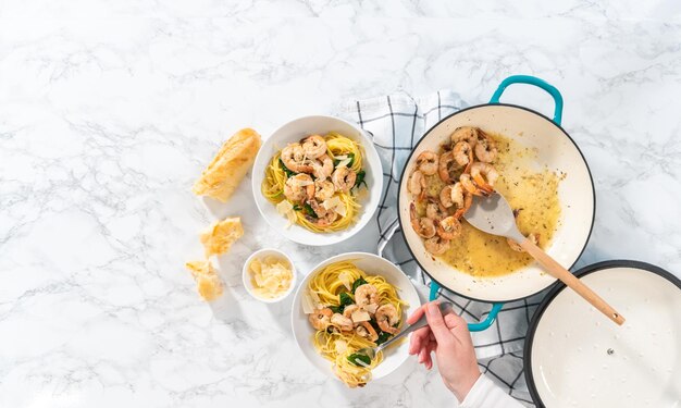 Foto knoflookgarnalenpasta met spinazie