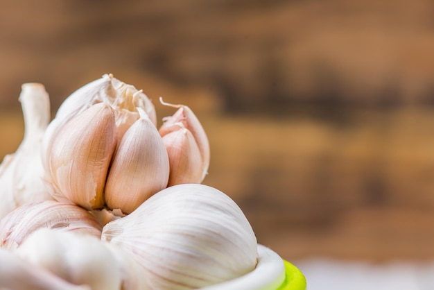 Knoflookteentjes en bol voor het koken van voedsel in de keuken