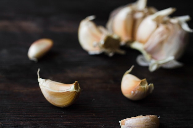 Knoflookteentjes op een houten tafel