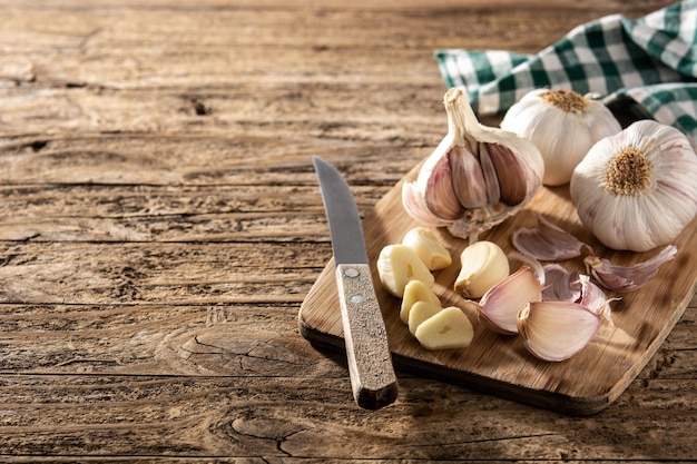 Knoflookteentjes op rustieke houten tafel