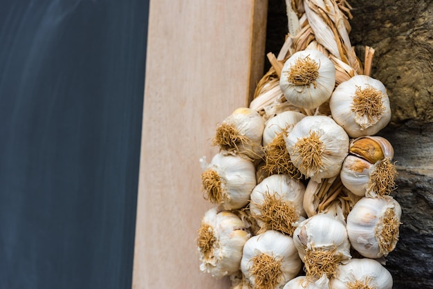 Knoflooktrossen in een boerenmarkt