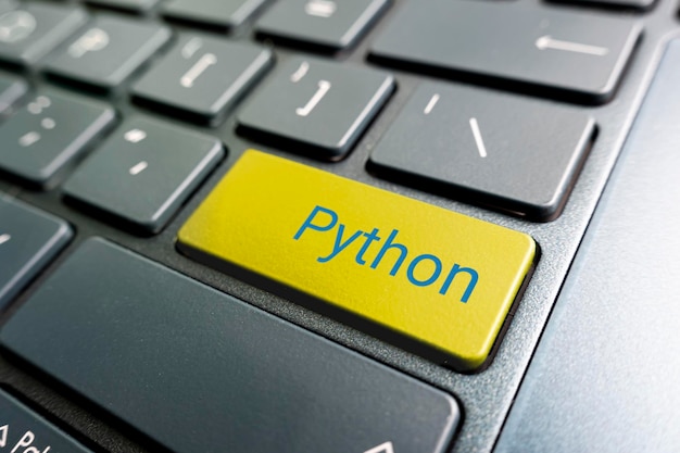 Knop met de python op het gele toetsenbord van moderne laptop