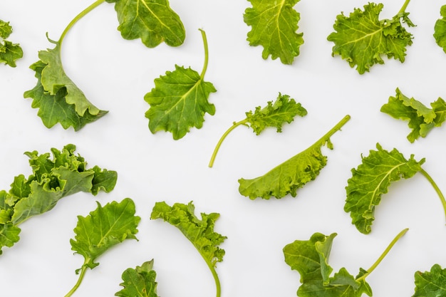 Knoppen van boerenkool (kool). Salade met een rustiek en gezond aspect. Geïsoleerde Textuur.