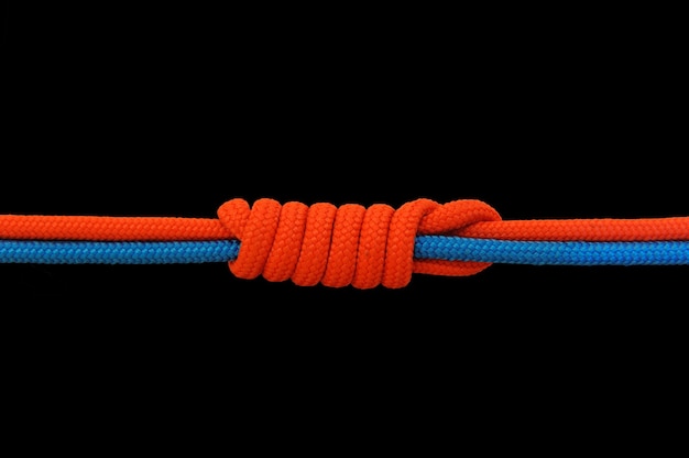 Foto nodo su una corda su uno sfondo scuro.