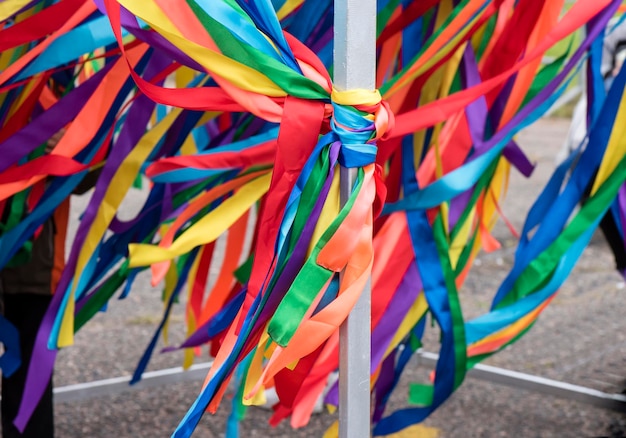 Knot of multicolored ribbons