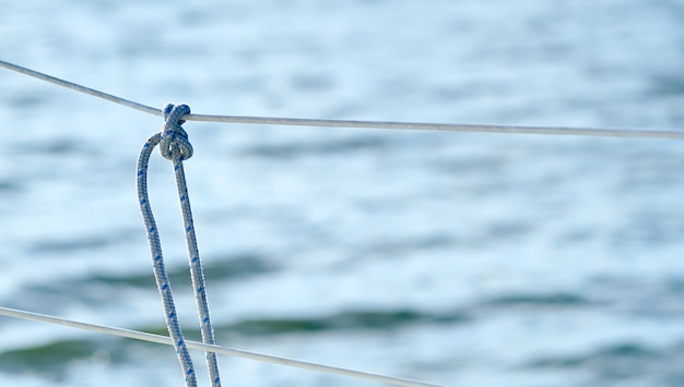 Фото Узел на заборе доски яхты на фоне морской воды океана. фото высокого качества