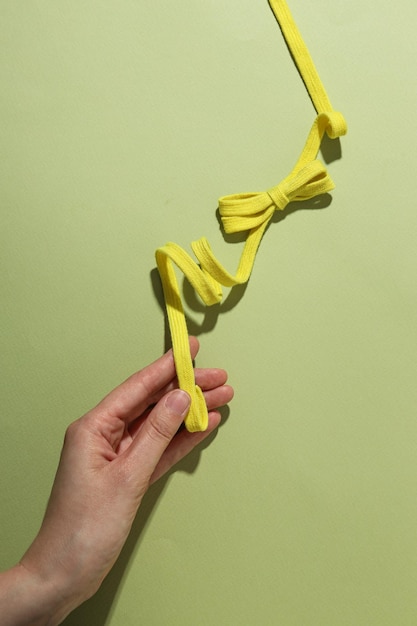 明るい背景の黄色い編み糸の結び目
