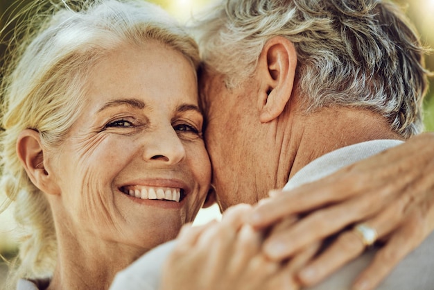 Knuffel liefde en portret van een senior paar in de natuur voor het hechten van quality time en zorg in Frankrijk Genegenheid blij en gezicht van een oudere vrouw die een man omhelst voor romantiek tijdens pensionering in een park