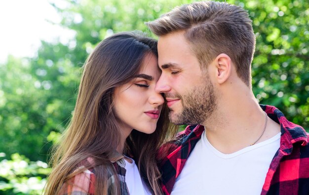 Knuffelen met lieveling Mooie mensen Gelukkig samen Verliefd paar Genieten van elkaar Man hipster en mooie vrouw verliefd Zomervakantie Verliefd worden Pure gevoelens Romantisch date concept