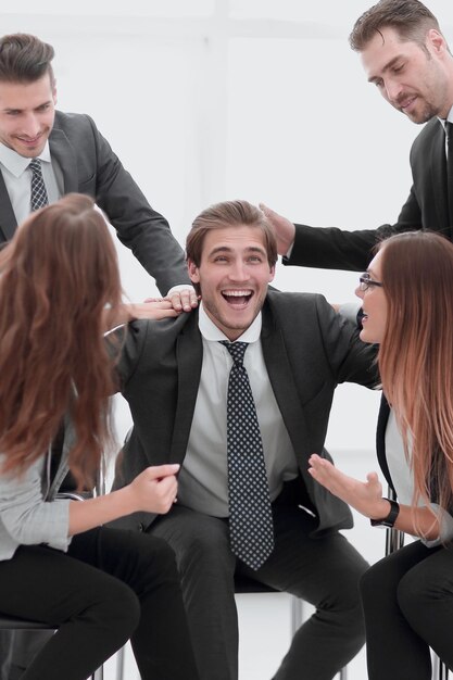 Knuffelen van zakenmensen die roosteren om succes te vieren