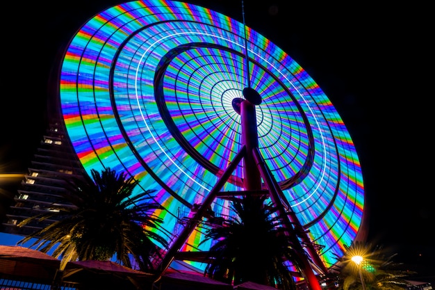 La ruota panoramica di kobe si illumina di notte