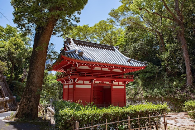 Kobe, Japan - 23 mei 2019: Japanse tempel in bos als Tokumitsu-in-tempel bij Nunobiki-watervallen.