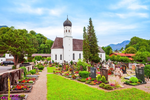 Photo kochel am see germany july 01 2021 the roman catholic parish church of st michael in kochel am see town at kochelsee lake in bavaria germany