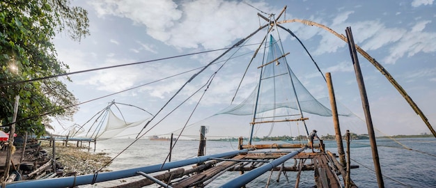 Kochi, India - 1 oktober 2018: Oceaan kust landschap met Chinese visnetten silhouet in Cochin (Kochi). Zuid-India, Kerala, Kochin