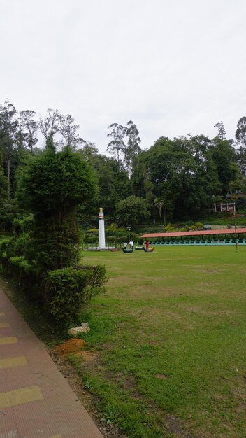 Photo kodaikanal india june 18 2023 tourists enjoying the beautiful kodaikanal bryant park best place for couples elders for spending quality family time