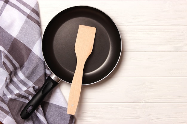 Koekenpan en op de houten tafel bovenaanzicht koken