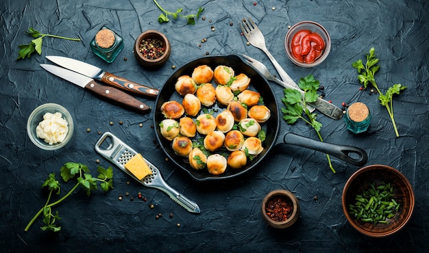 Koekenpan met geroosterde smakelijke pelmeni.Fried dumplings