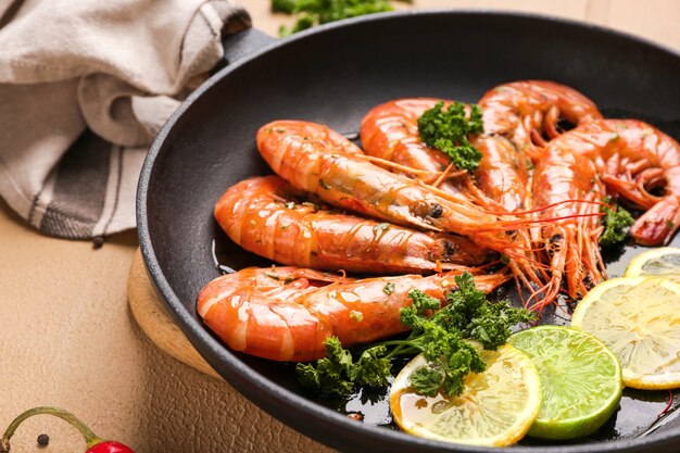 Koekenpan met lekkere garnalen op tafel