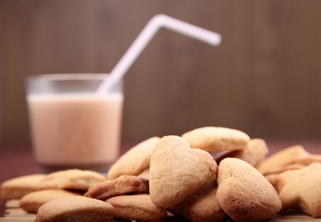 Koekje in de vorm van harten en sterren