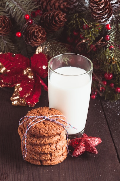 Koekje met melk op tafel voor sinterklaas