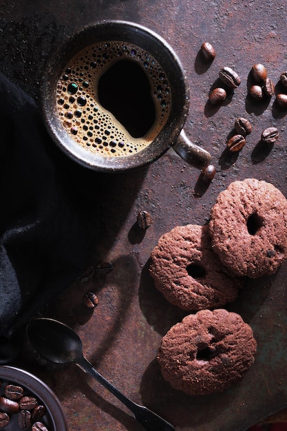 Koekjes chocoladeringen en koffie