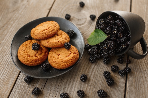 Koekjes en bramen op een houten ondergrond