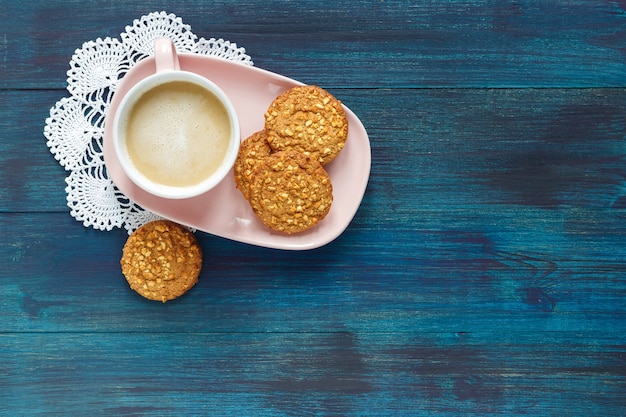 Koekjes en een kopje koffie met melk