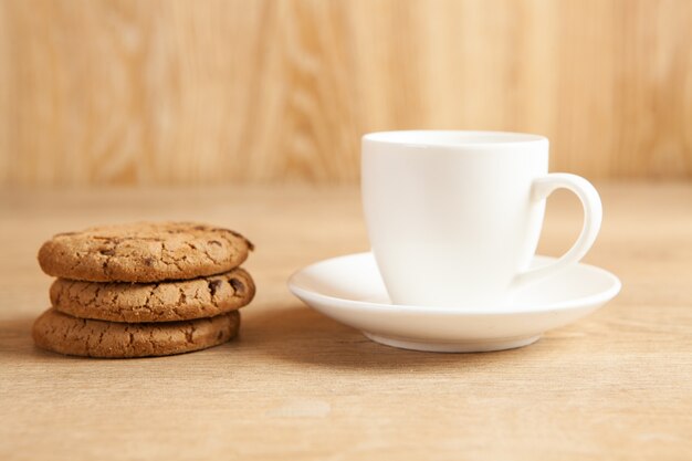 Koekjes en een kopje koffie op tafel