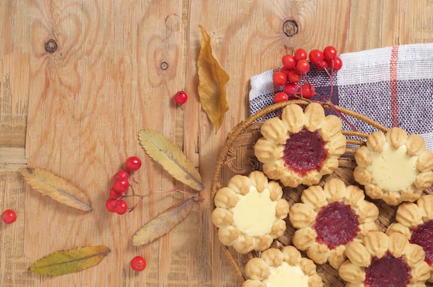 Koekjes en herfstbladeren en bessen