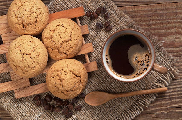 Koekjes en kopje koffie op houten tafel close-up