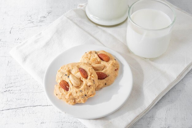 Koekjes en melk op witte houten achtergrond