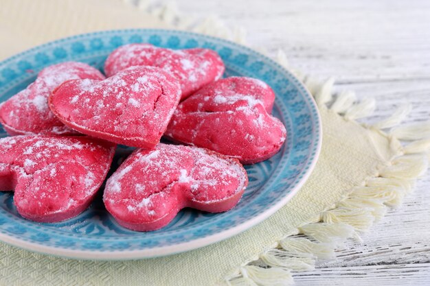 Koekjes in de vorm van een hart in plaat op een houten tafel kleurruimte