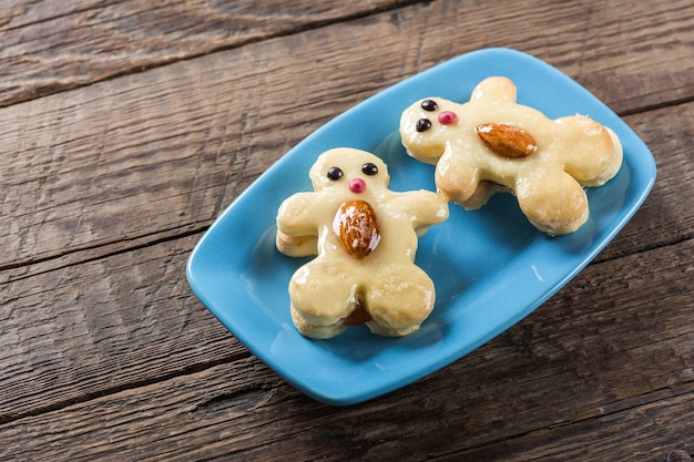 Koekjes in de vorm van grappige karakters op bord