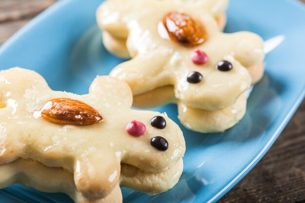 Koekjes in de vorm van grappige karakters op bord