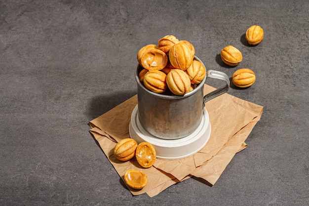 Koekjes in de vorm van walnoten met roomvulling van gecondenseerde melkheerlijke zandkoekjes