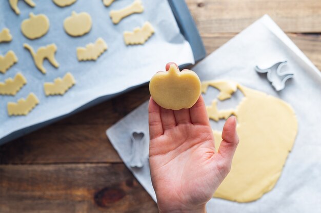 Koekjes in verschillende vormen klaar om te bakken voor Halloween. Ruimte kopiëren. Gebak concept.