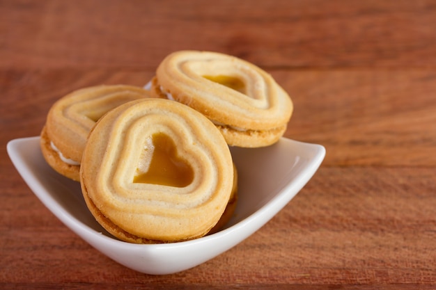 Koekjes in witte kleine kom