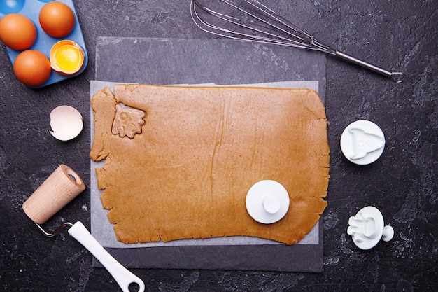 Koekjes maken in de vorm van een raket