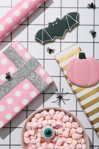 Foto koekjes marshmallows en felgekleurde cadeaus voor halloween
