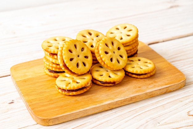 koekjes met ananasjam op houten ondergrond